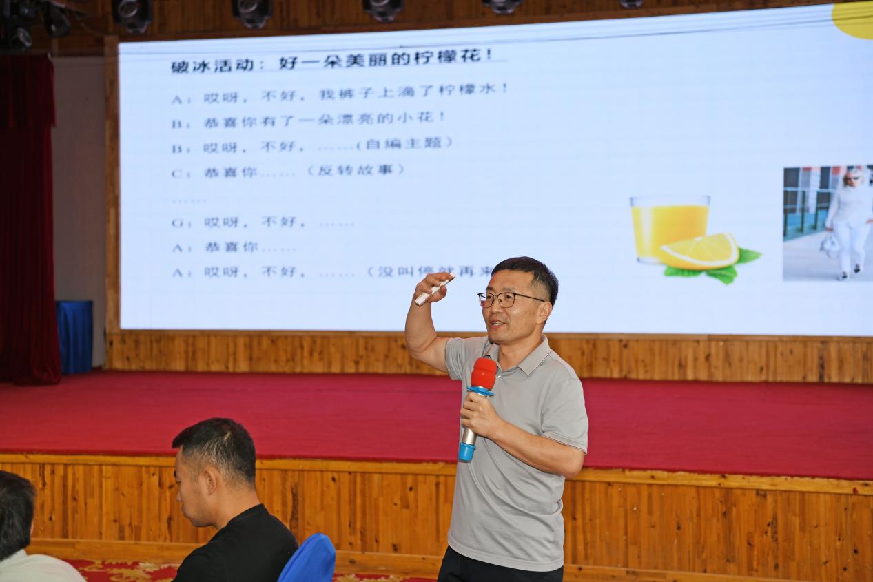贺利坚作报告 贺利坚作报告