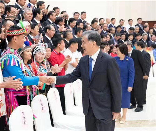 我校体育学院教师王玮(图中前排红衣服)作为宁夏团代表受到中央领导接见