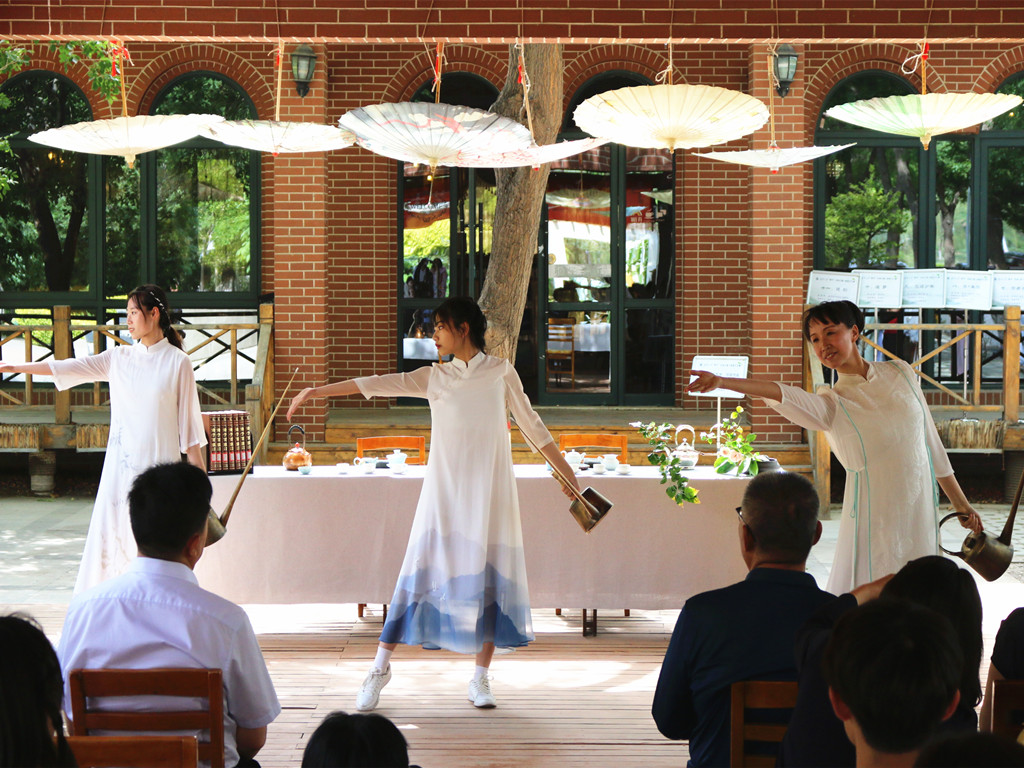师生同表演长嘴壶茶艺 师生同表演长嘴壶茶艺