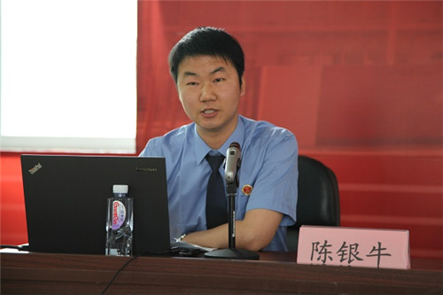 讲座中,丁泽宇介绍了我国反腐倡廉的历史进程与反腐工作的成果,并对