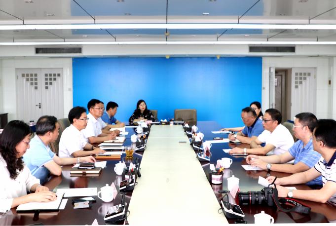 湖南工学院党委书记谢国保一行到我校座谈交流