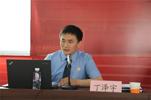 讲座中,丁泽宇介绍了我国反腐倡廉的历史进程与反腐工作的成果,并对