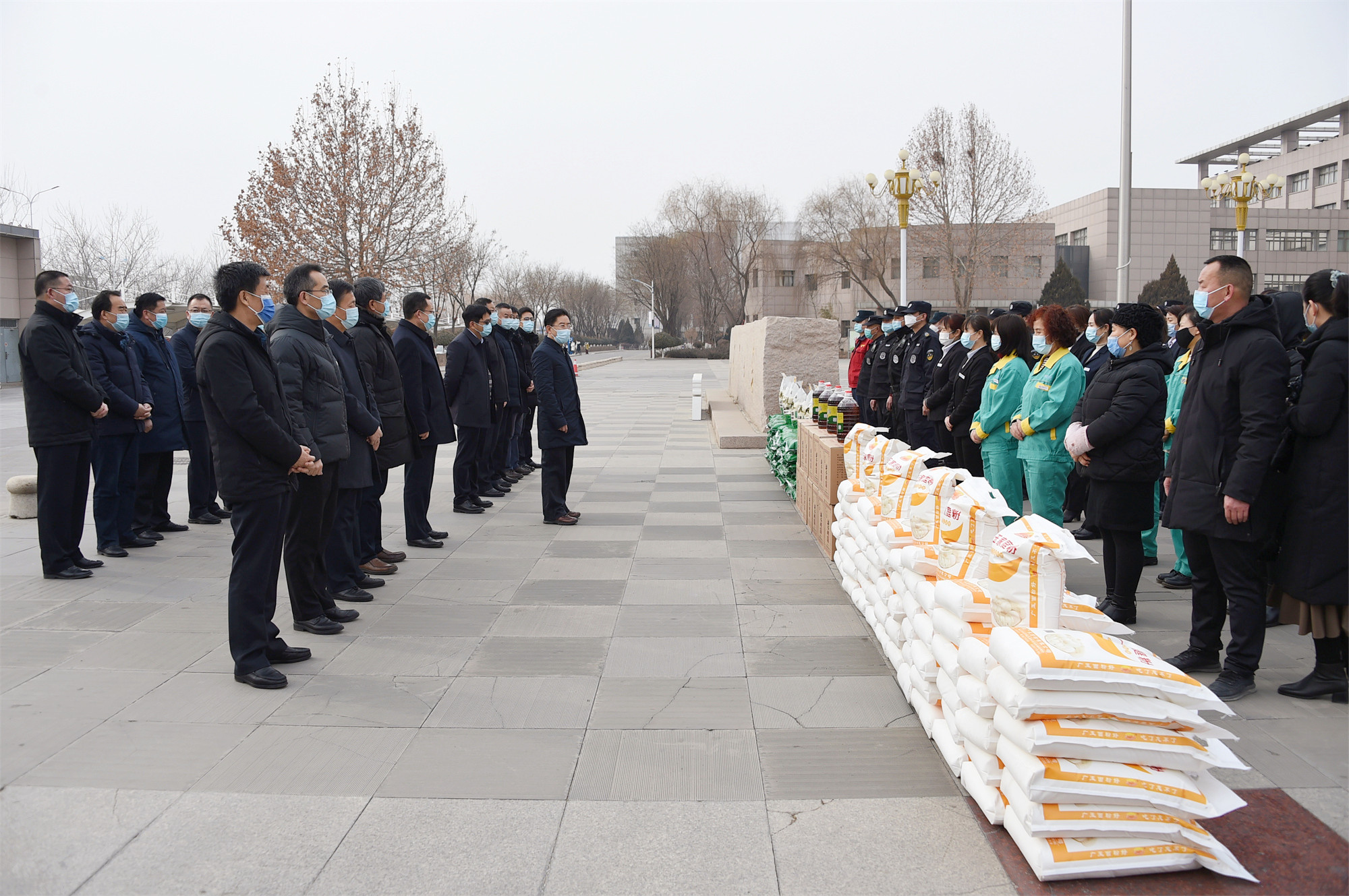 校领导春节前夕看望慰问在岗一线教职员工